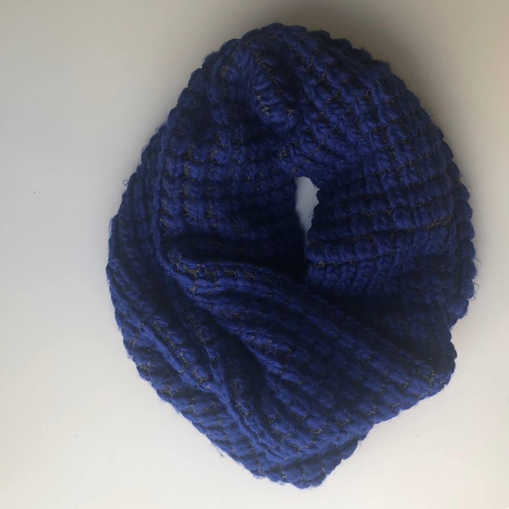 Gap cobalt circle scarf